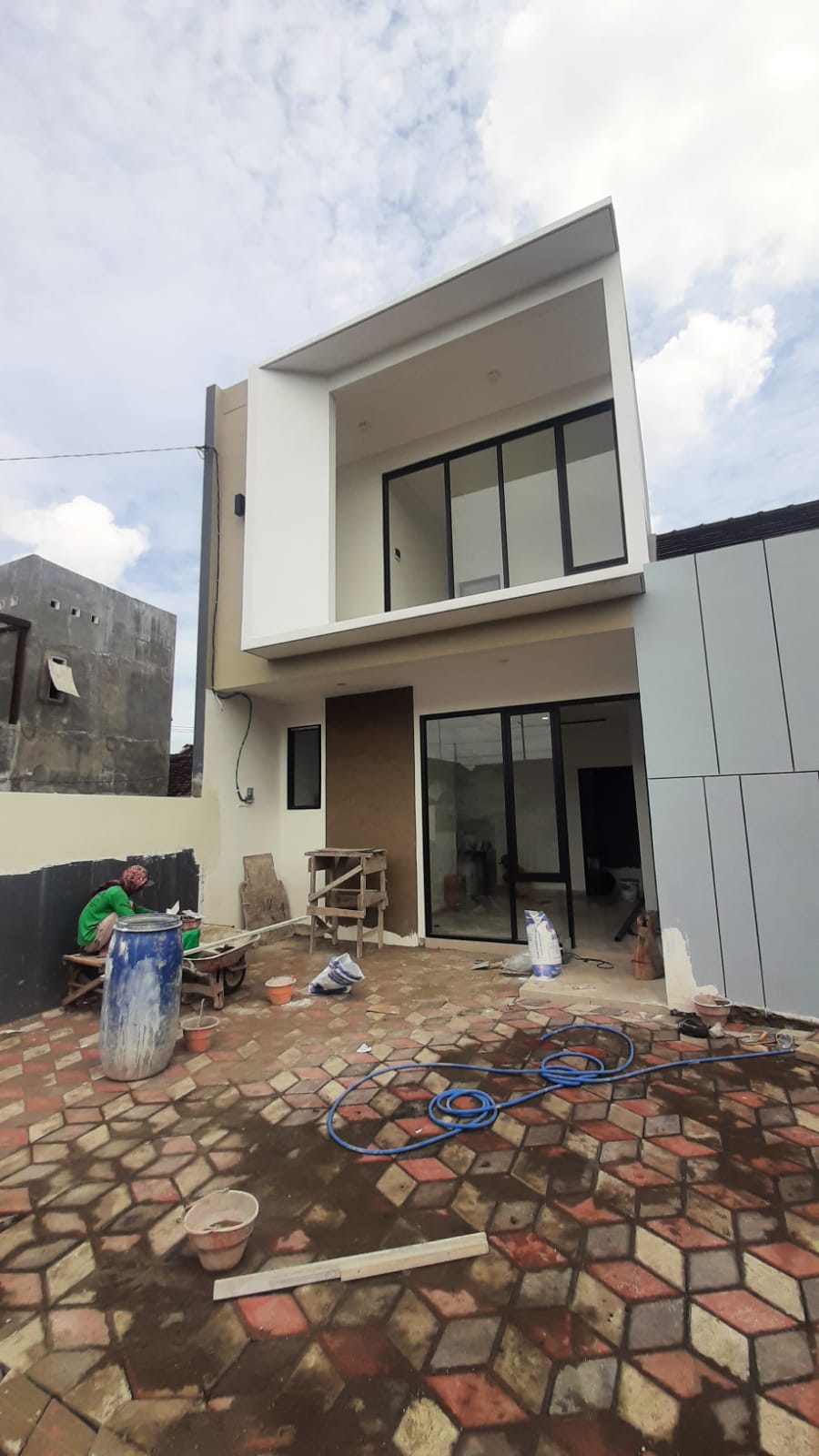 RUMAH MODERN TROPIS LIMASAN